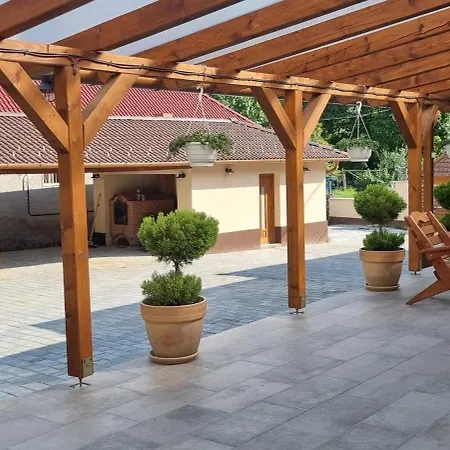 Hos Vendeghaz Miskolc -Oenallo Vendeghaz, Mely Csak Az Oenoeke Exterior photo