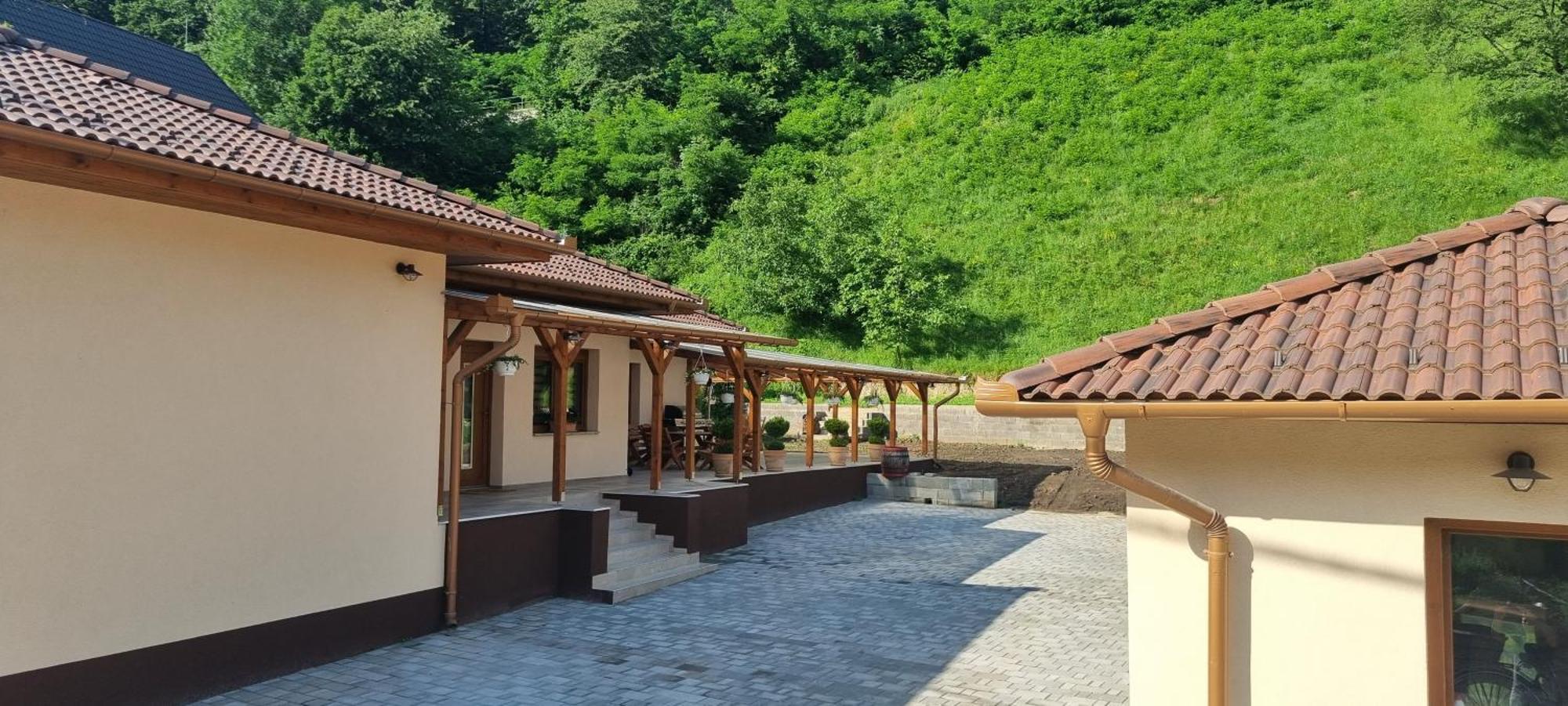 Hos Vendeghaz -oenallo Vendeghaz, Mely Csak Az Oenoeke Vila *